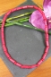 Preview: Holzkette im Surfer-Stil, fuchsia, rot, elastisch, 23 cm