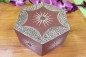 Preview: Verzierte Holzbox mit Klappdeckel, braun, sechseckig, handbemalt, 19 cm