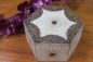 Preview: Verzierte Holzbox mit Klappdeckel im Antiklook, weiß, sechseckig, handbemalt, 19 cm