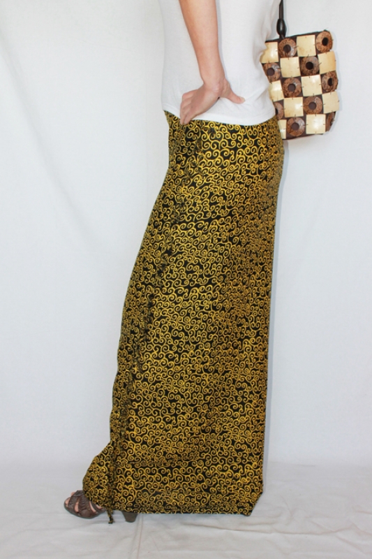 Farbenfroher Sarong gelb schwarz mit Blütenmotiv 160 x 120 cm