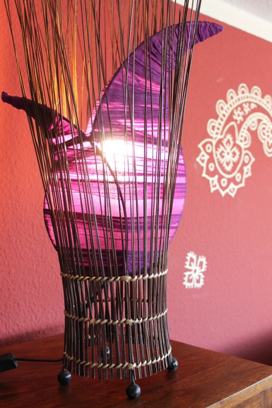 Originelle Tischlampe Faltenoptik mit Zweigen lila flieder 54 cm