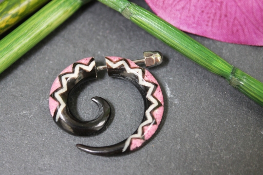 Fake Piercing Fake Spirale mit Koralle-Inlay rosa pink aus Horn mit Edelstahl-Schraubverschluss 3cm