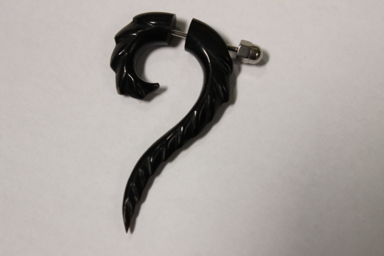Fake Piercing Spirale Haken aus Horn mit Schnitzmotiv und Edelstahl-Schraubverschluss