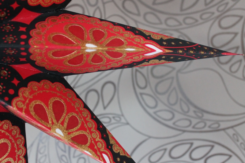 Hübscher Leuchtstern rot, schwarz mit Goldprint 60 cm