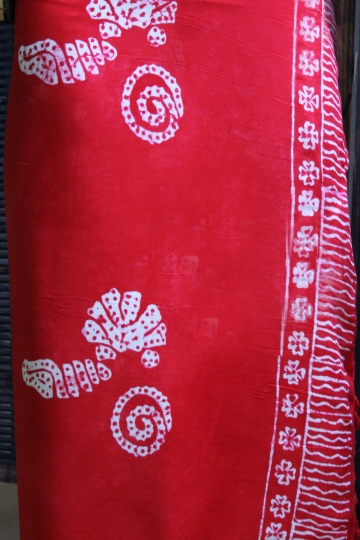 Farbenfroher Sarong rot mit Muschelmotiv 160 x 120 cm