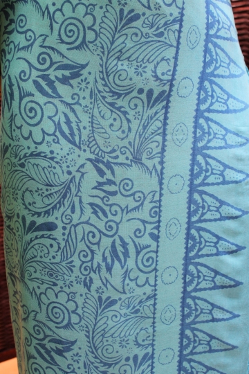 Farbenfroher Sarong blau mit Blütenmotiv 160 x 120 cm