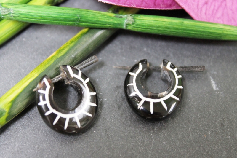 Horn-Ohrringe mit Motiv Ethno 17mm