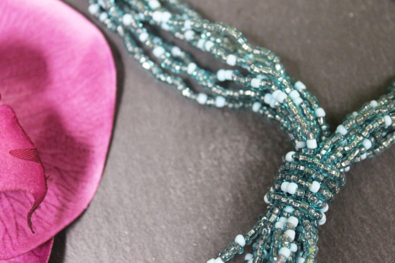 Statement-Kette mit Zierperlen, hellblau 37 cm