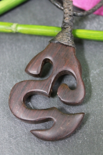 Holzkette mit Anhänger Tribal, Lederband, ca. 27cm