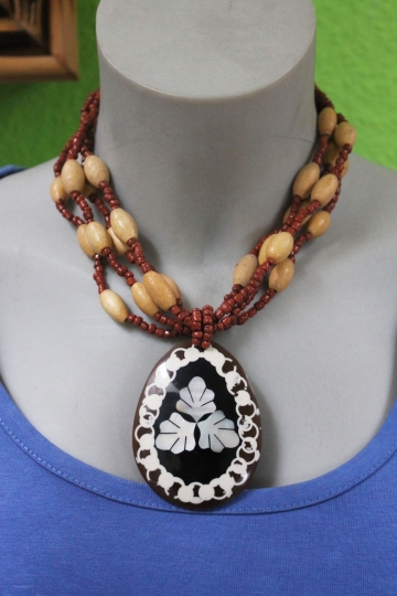 Muschelkette mit Perlmutt-Anhänger, Holz- und Zierperlen, braun 29 cm