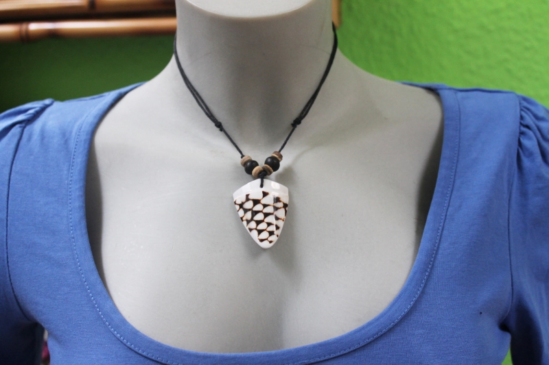 Muschelkette mit Leopardmuschel-Anhänger, Lederband, 26-40cm
