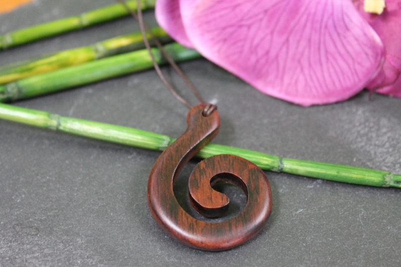 Holzkette mit Anhänger in Spiralform, Lederband, 26-40cm