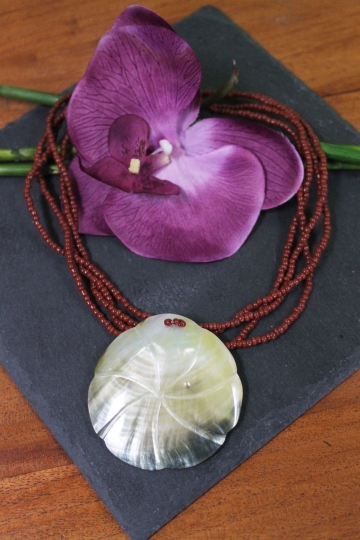 Muschelkette mit Perlmutt-Anhänger und Zierperlen, 25 cm