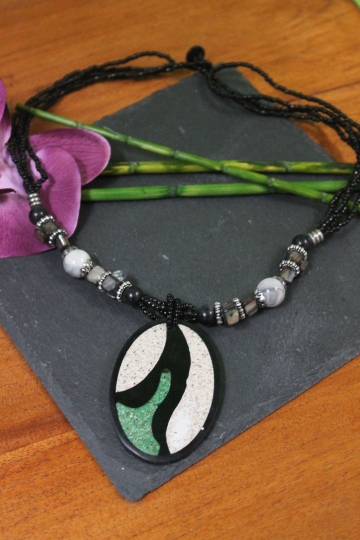 Kette Sandoptik mit Zierperlen grün, 34cm