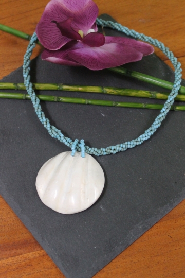 Muschelkette mit Anhänger und Zierperlen, hellblau 28 cm