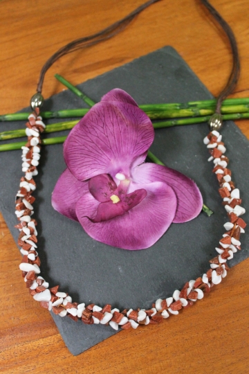 Kette aus Ziersteinen, weiß, braun, 39 cm