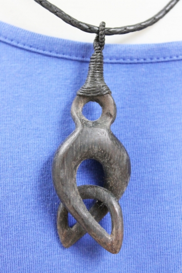 Holzkette mit Anhänger Tribal 3-D-Optik, Lederband, ca. 27cm