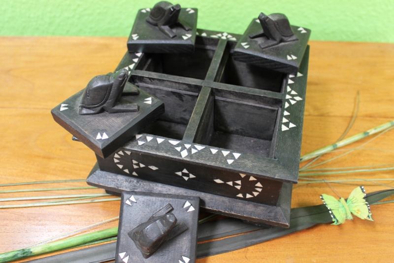 Verzierte Dose aus Mahagoniholz mit Perlmuttintarsien und Schildkröten, 20 cm