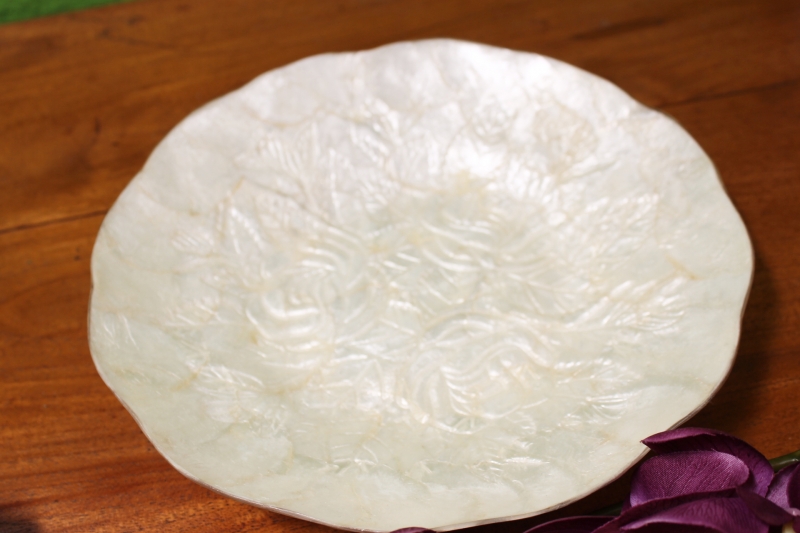 Zarte Dekoschale aus Perlmutt, mit Rosenmotiv - 25 cm