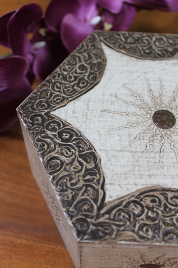 Verzierte Holzbox mit Klappdeckel im Antiklook, weiß, sechseckig, handbemalt, 19 cm