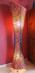 Originelle Bodenlampe aus Bambus und rotem Textil 150cm