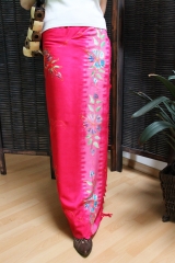 Edler Sarong rosa, pink mit Blütenmotiv bestickt 160 x 120 cm