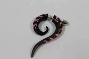 Fake Piercing Spirale Haken mit Koralle-Inlay rosa pink aus Horn mit Edelstahl-Schraubverschluss