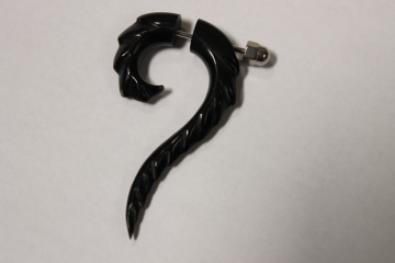 Fake Piercing Spirale Haken aus Horn mit Schnitzmotiv und Edelstahl-Schraubverschluss