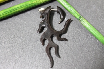 Fake Piercing Spirale Haken aus Horn mit Schnitzmotiv und Edelstahl-Schraubverschluss