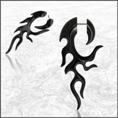 Fake Piercing Spirale Haken aus Horn mit Schnitzmotiv und Edelstahl-Schraubverschluss