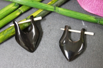 Ohrringe aus Horn mit Verschluss aus Knochen-Stäbchen 25mm