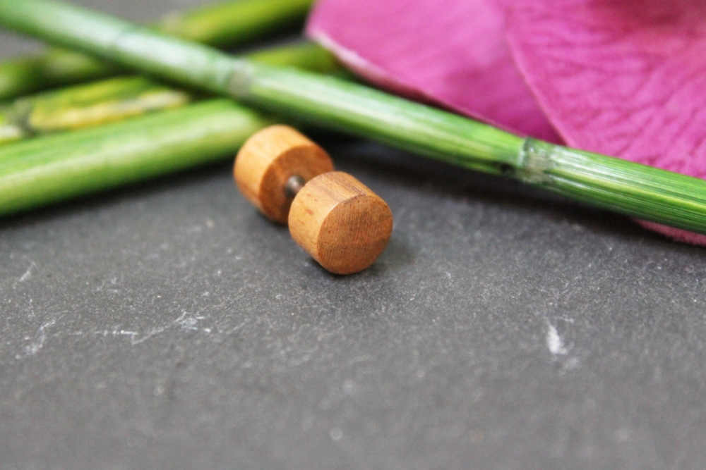 Holz Ohrring Fake Plug aus Teak-Holz Teak Wood mit Edelstahl-Schraubverschluss