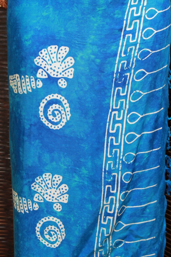 Farbenfroher Sarong blau mit Muschelmotiv 160 x 120 cm