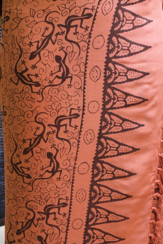 Farbenfroher Sarong terrakotta mit Geckomotiv 160 x 120 cm