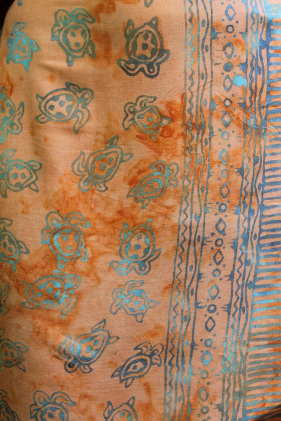 Farbenfroher Sarong orange mit Schildkrötenmotiv 160 x 120 cm