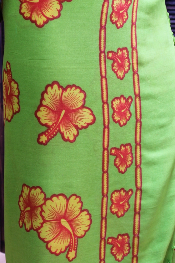 Farbenfroher Sarong grün, gelb, rosa, pink mit Blütenmotiv 160 x 120 cm