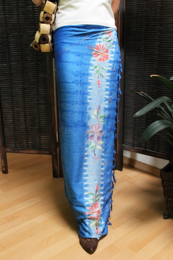 Edler Sarong blau mit Blütenmotiv bestickt 160 x 120 cm