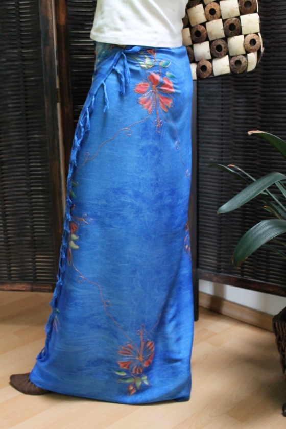 Edler Sarong blau mit Blütenmotiv bestickt 160 x 120 cm