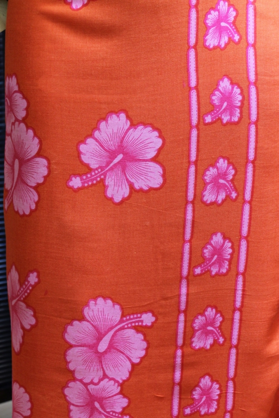 Farbenfroher Sarong orange, pink mit Blütenmotiv 160 x 120 cm