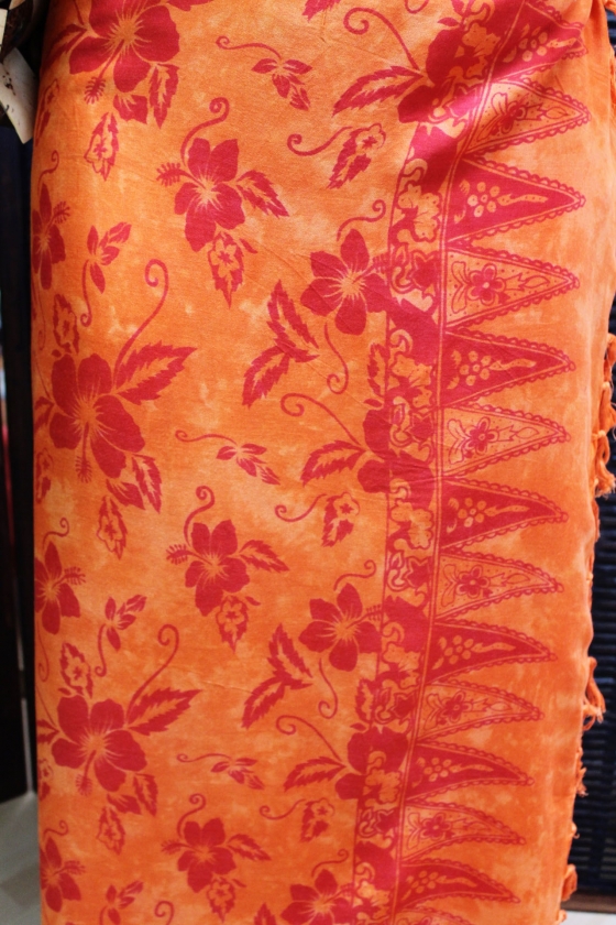 Farbenfroher Sarong Wickelrock Strandtuch Pareo Batik orange Blütenmotiv 160 x 120 cm
