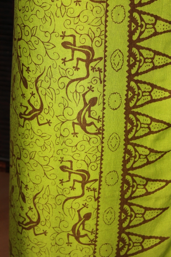 Farbenfroher Sarong grün mit Geckomotiv 160 x 120 cm