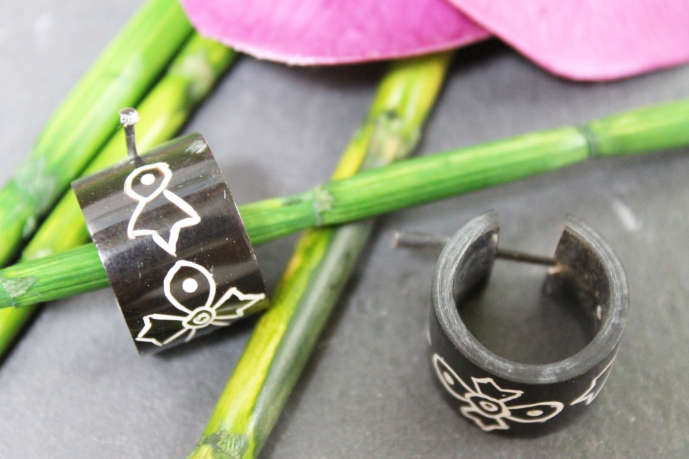 Horn-Ohrringe mit Motiv Ethno 20mm