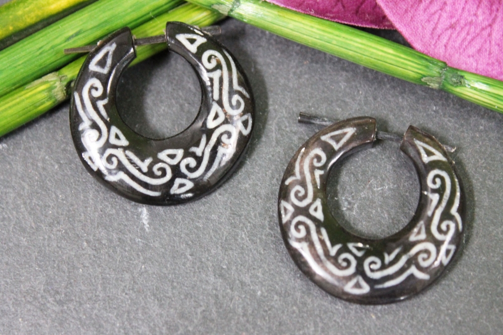 Horn-Ohrringe mit Motiv Ethno 30mm