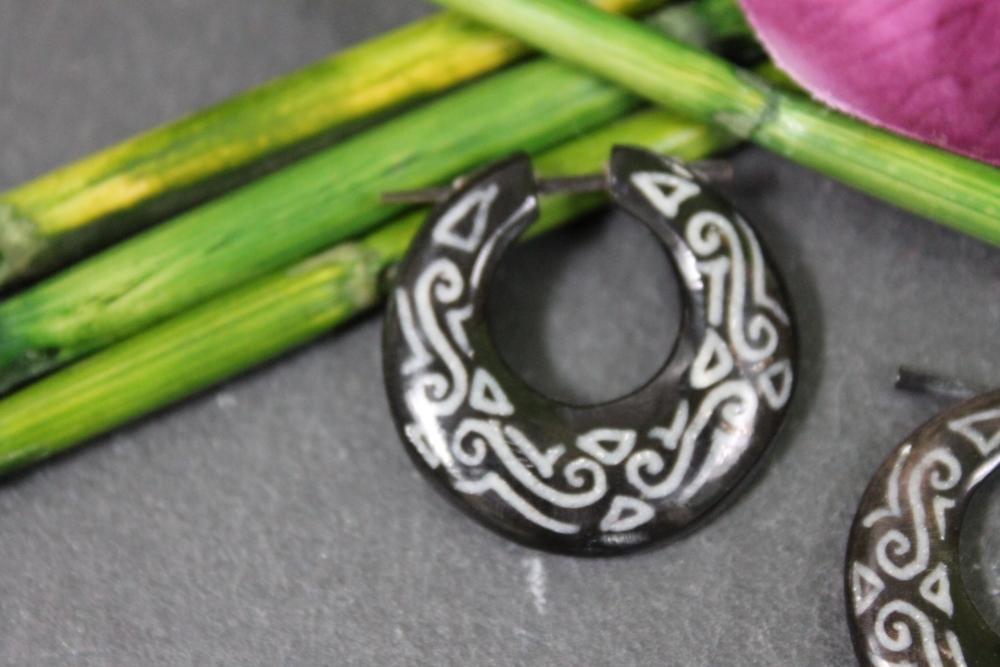 Horn-Ohrringe mit Motiv Ethno 30mm