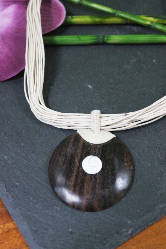 Holzkette mit Anhänger aus Holz und Muschel, ca. 25 cm