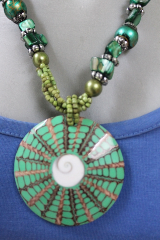 Muschelkette mit Shiva-Auge und Zierperlen, grün, 32cm