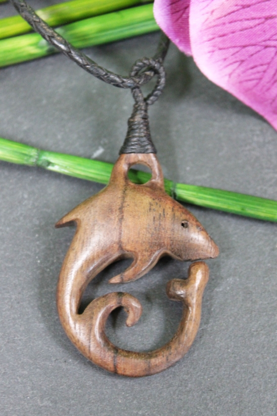Holzkette mit Anhänger Delfin 3-D-Optik, Lederband, ca. 32cm