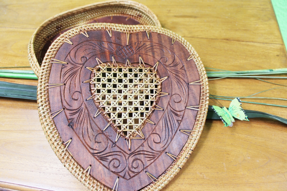 Dekorative Holz-Rattanbox in Herzform mit Deckel 22cm