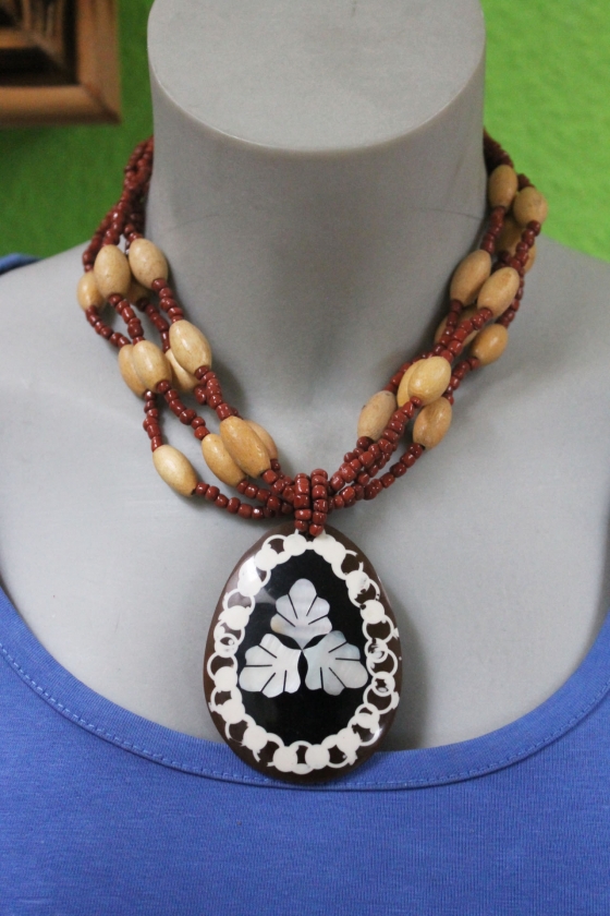 Muschelkette mit Perlmutt-Anhänger, Holz- und Zierperlen, braun 29 cm