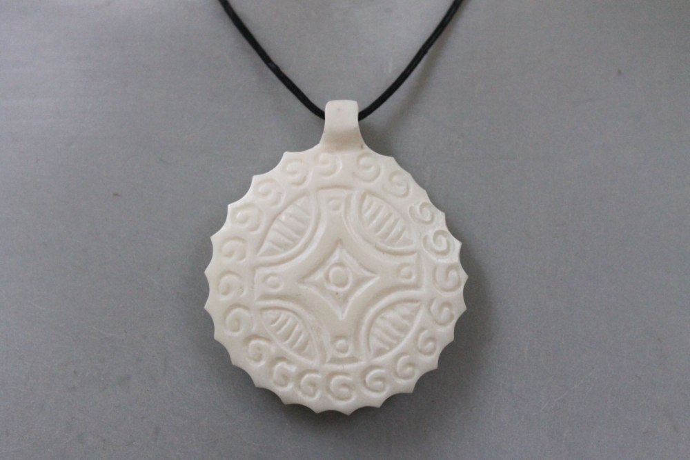 Knochenkette mit Ethnogravur an Lederband, 26-40cm
